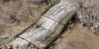 Muğla'da şiddetli sağanak: Köprü çöktü