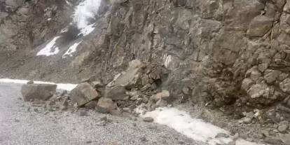 Erzincan’da 4,9 büyüklüğünde deprem: Dev kayalar yola savruldu