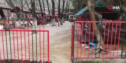 Alanya’da çay taştı: İşletmeleri su bastı