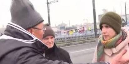 Galata Köprüsü’nde balık kavgası: Vegan kadın, balıkları denize döktü