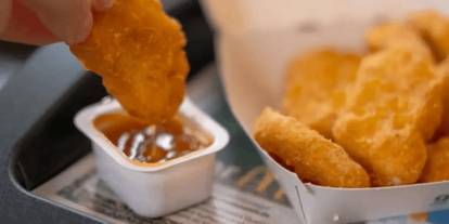 Burger menülerinin yanında verilen küçük sos paketleri yasaklanacak