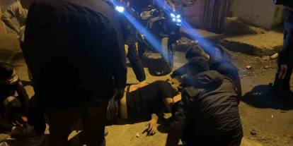 Sokak ortasında silahla vuruldu