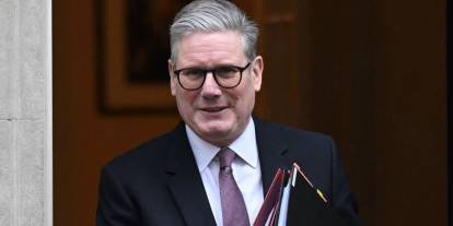 İngiltere’de Epstein depremi: Starmer yalnız kalıyor, bir istifa daha geldi