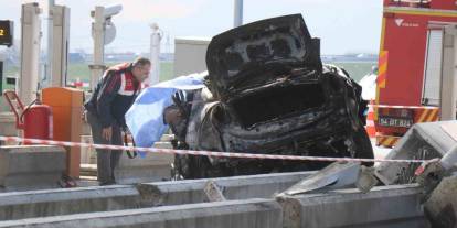 Kuzey Marmara Otoyolu'nda feci kaza: Gişelere ok gibi saplandı