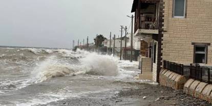 Dalgalar tekneyi karaya sürükledi! Deniz ve kara birleşti