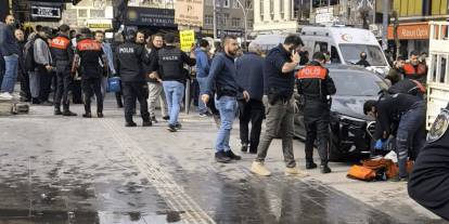 AVM'nin önünde silahlı saldırı