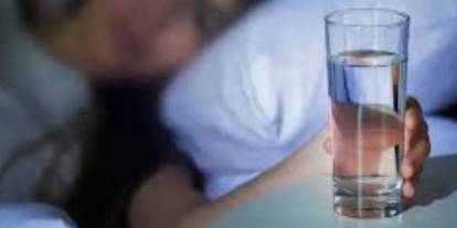 Uyumadan önce su içmek zararlı mı? Uyku ve sağlık üzerindeki etkileri