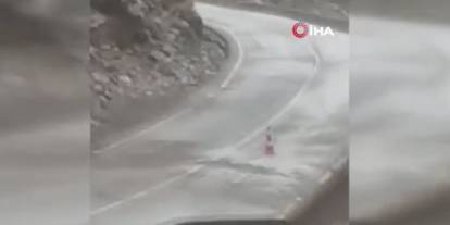 Kayseri’de sağanak sele dönüştü: Kapuzbaşı Şelalesi yolu çöktü