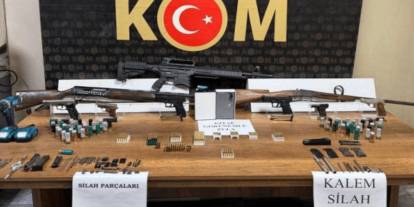 Kaçakçılık baskınında dikkat çeken görüntü: Şemsiye ve kalem görünümlü tabancalar ele geçirildi