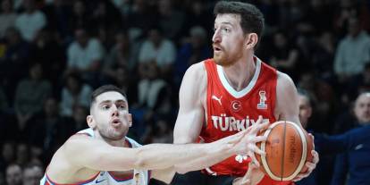 12 Dev Adam Sırbistan'ı son saniyelerde devirdi: Milliler 82-78 ile zaferi elde etti