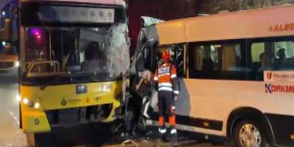 Beşiktaş’ta İETT otobüsü servis minibüsüyle çarpıştı