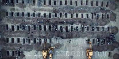 İsrail’in okul saldırısında ölen 160’tan fazla çocuk yan yana defnedilecek