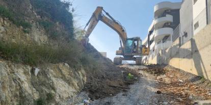 Aydın Büyükşehir Kuşadası’nda yol yapım çalışmalarını sürdürüyor
