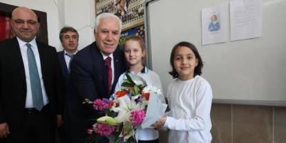Başkan Bozbey, minik öğrencinin davetiyle Bursa’daki sınıfta öğrencilerle buluştu
