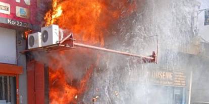 Zeytinburnu’nda iş yerinde yangın alarmı