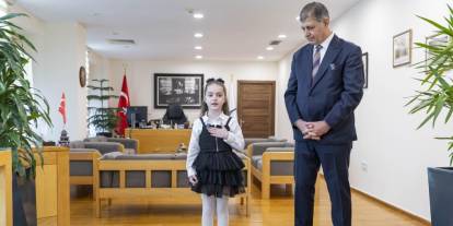İzmir’de Başkan Tugay, minik İstiklal Marşı okuyucusunu makamında ağırladı