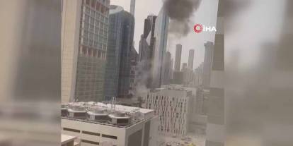 Dubai’de korkutan anlar: Gökdelene enkaz parçaları düştü