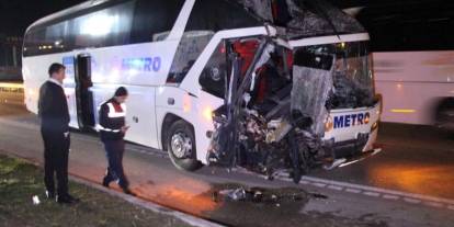 Amasya'da can pazarı: Yolcu otobüsü tırla çarpıştı