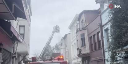 Fatih'te yangın paniği: Mahsur kalanlar var