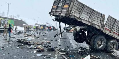 Van’da otomobil ile TIR çarpıştı: Aynı aileden 2 kişi hayatını kaybetti