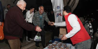 Mersin Büyükşehir Belediyesi’nden Kadir Gecesi’nde lokma ikramı