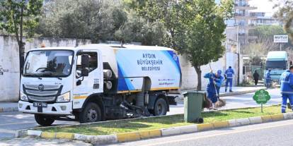 Aydın Büyükşehir'den Kuşadası’nda bayram öncesi çevre düzenleme çalışması