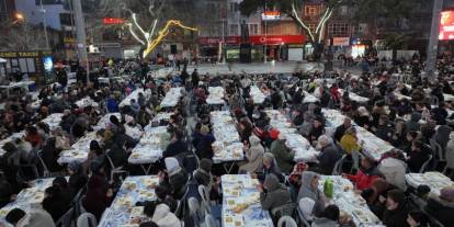 Burhaniye Belediyesi’nden Kadir Gecesi’nde 4 bin kişilik iftar buluşması