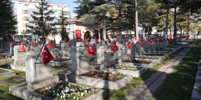 Eskişehir Büyükşehir Belediyesi’nden şehitliklerde anlamlı çalışma