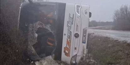 Çatalca'da midibüs devrildi: Polisler yaralandı