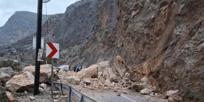 Mersin-Antalya yolunda heyelan paniği: Araç toprak altında kaldı!