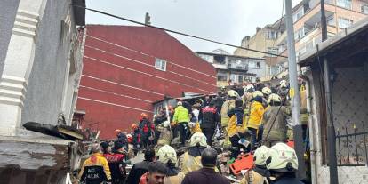 İstanbul Fatih’te bitişik iki bina çöktü: Enkaz altında kalanlar kurtarılıyor
