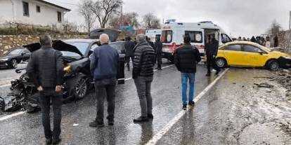 AK Parti konvoyunda kaza: Yaralılar var