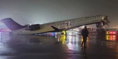 ABD’de havalimanında kaza: Yolcu uçağı itfaiye aracına çarptı