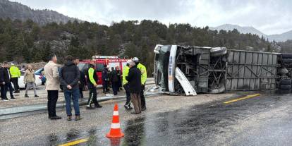 Konya-Antalya kara yolunda yolcu otobüsü devrildi: Yaralılar var