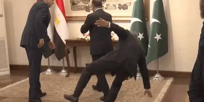 Bakan kameralar önünde düştü: Zirveye damga vuran anlar