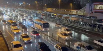 İstanbul'da yağış trafiği felç etti