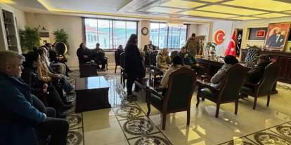 Hayvanseverler belediye binasını bastı