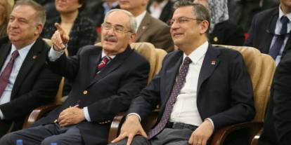 Yılmaz Büyükerşen Özgür Özel'in balmumu heykelini yaptı