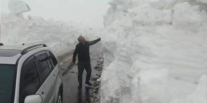 Yazlık şehirde akılalmaz görüntü! 3 metre kar yağdı: Yola tünel açıldı
