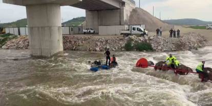 Traktör dereden geçerken devrildi