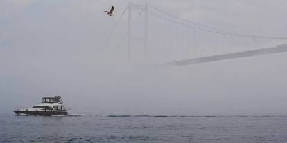 İstanbul'da sis alarmı: Boğaz trafiği durdu, kent beyaza büründü