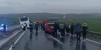 Aksaray'da kontrolden çıkan yolcu otobüsü 10 araca çarparak durabildi