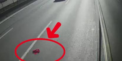 Seyir halindeki otobüsü durdurdu: Yoldaki Türk bayrağını aldı