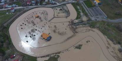 Doğu'da sağanak hayatı felç etti: Kızılırmak taştı, köyleri su bastı