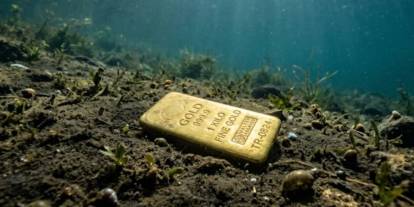 Gölde yüzerken servet buldu: 16 yaşındaki genç altın külçe çıkardı