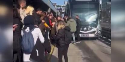 Metrobüs hattında yoğunluk krizi: Yolcular önünü kesti