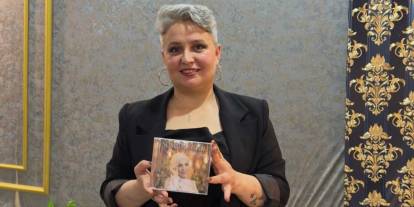 Radyo programcısı balkonda ölü bulundu