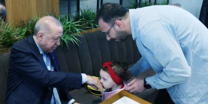 Cumhurbaşkanı Erdoğan kafede vatandaşlarla bir araya geldi