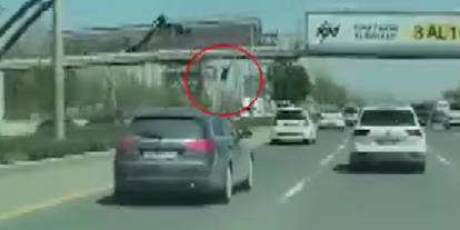 Afiş asarken üst geçitten düşen adama otomobilin çarptı