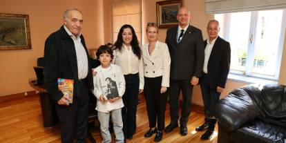 9 yaşındaki Uzay Kaan İnce ilk kitabını imzaladı